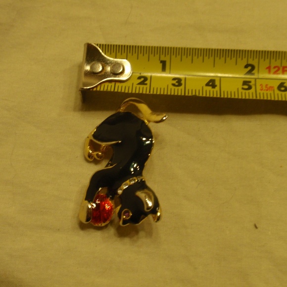 Cat Playing with Yarn Brooch - Picture 8 of 8